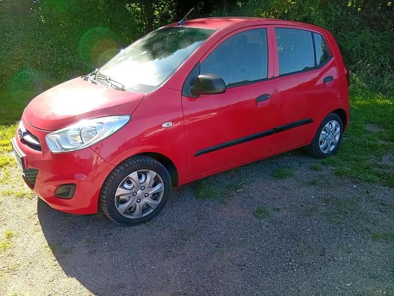 Rot Gebraucht 2013 Hyundai i10 Edition Kleinwagen | 1.800 € (Guter Preis) - Bild 1/4