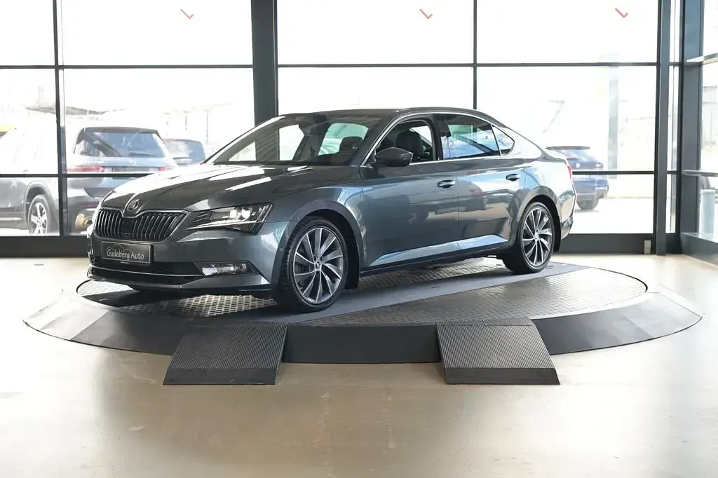 Gebraucht Skoda Superb Style 150 PS (110 kW) 2019 Grau Limousine
