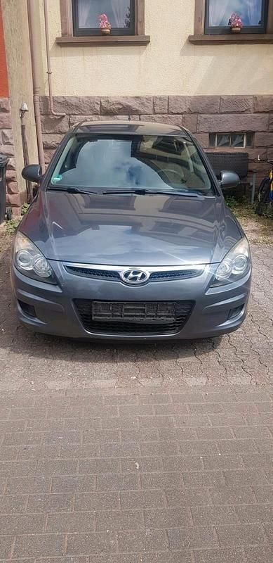 Grau Gebraucht 2009 Hyundai i30 Limousine | 1.390 € (Guter Preis) - Bild 1/4