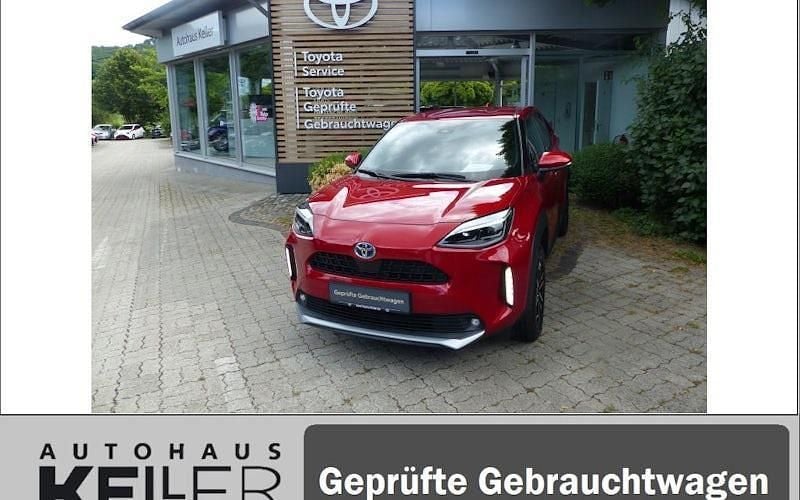 Rot Gebraucht 2021 Toyota Yaris Cross Team SUV | 23.290 € (Fairer Preis) - Bild 1/4