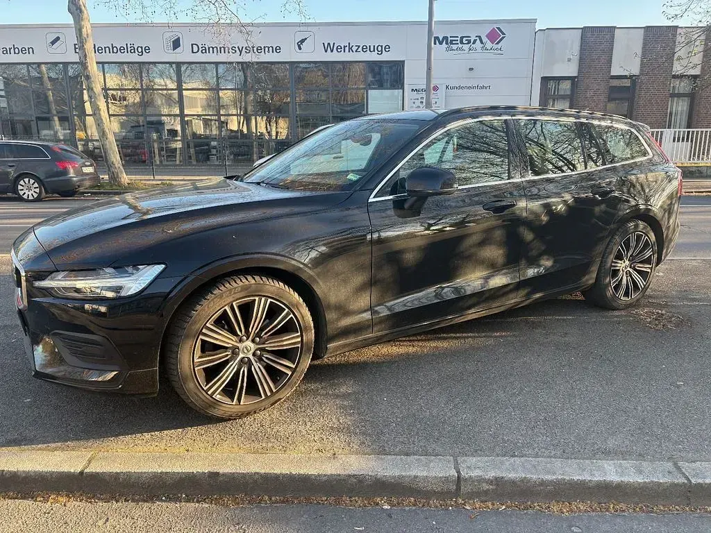 Gebraucht Volvo V60 Core 163 PS (119 kW) 2023 Schwarz Kombi