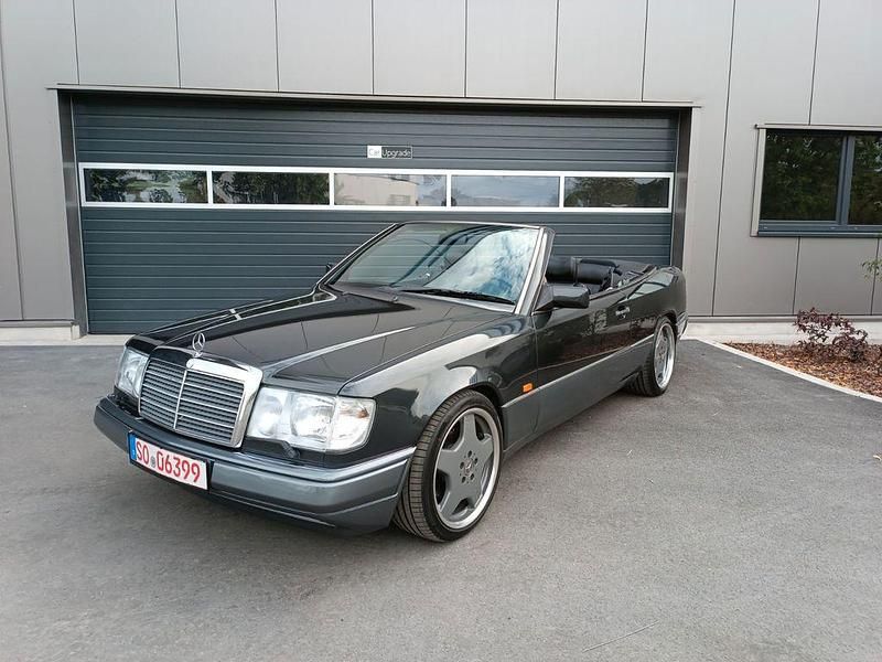 Schwarz Gebraucht 1993 Mercedes E320 AMG Cabrio | 28.500 € - Bild 1/4