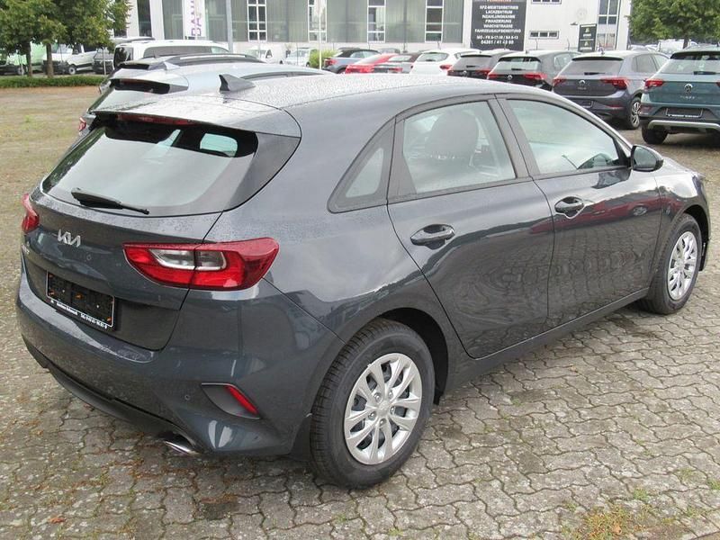 Neu Kia Ceed Vision 140 PS (102 kW) 2025 Grau Kleinwagen