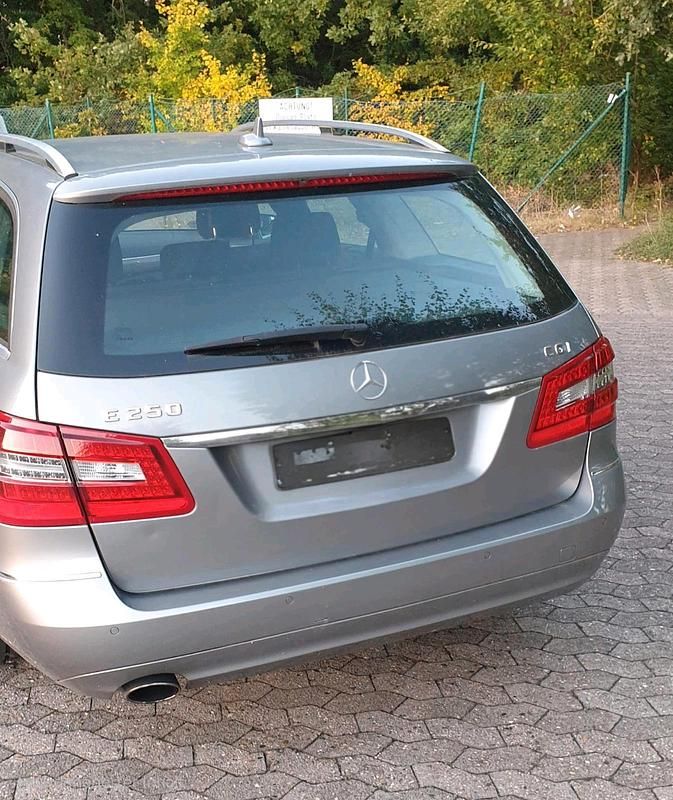 Gebraucht Mercedes E250 204 PS (150 kW) 2011 Grau Kombi