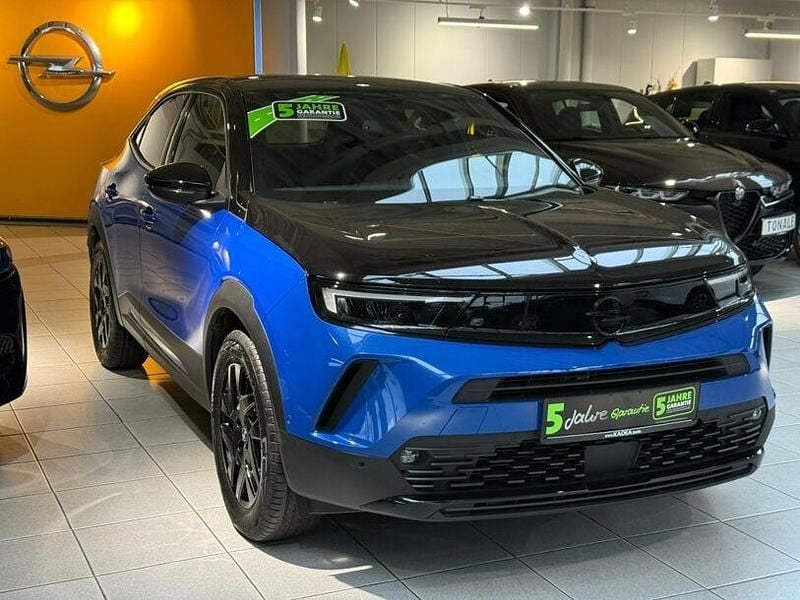 Gebraucht Opel Mokka-e GS Line 100 kW (136 PS) 2023 Perl blau/voltaik blau (metallic) SUV