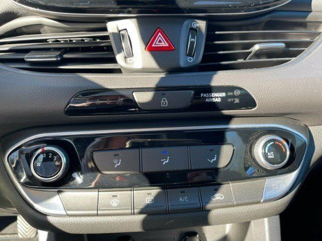 Gebraucht Hyundai i30 Select 95 PS (69 kW) 2020 Grau Limousine
