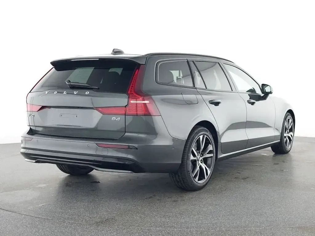 Gebraucht Volvo V60 Plus 197 PS (144 kW) 2025 Gruen Kombi