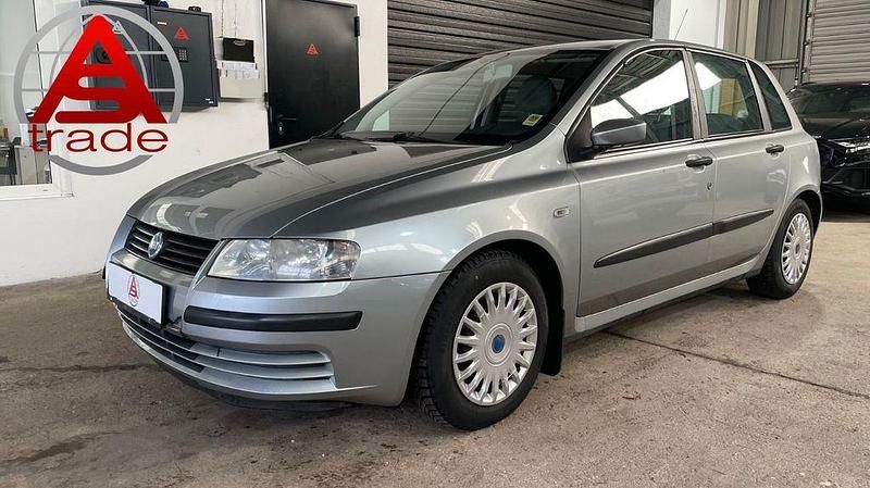 Grau Gebraucht 2005 Fiat Stilo Limousine | 1.200 € (Fairer Preis) - Bild 1/4