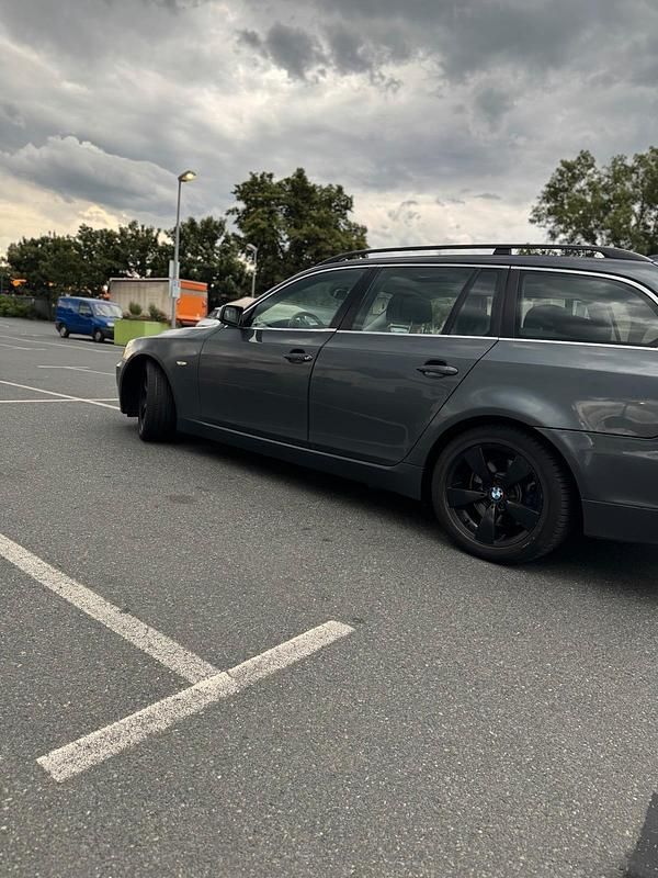 Gebraucht BMW 520 215 PS (158 kW) 2009 Grau Kombi