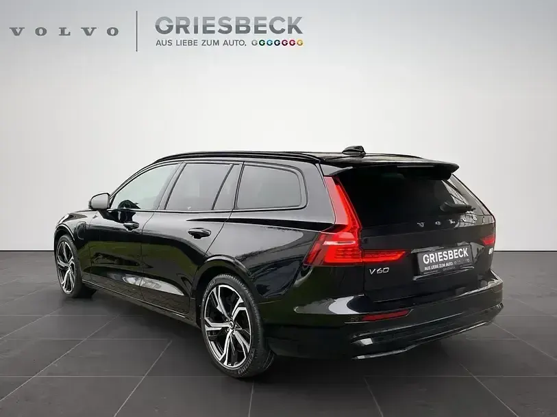Używany Volvo V60 Plus 455 KM (334 kW) 2022 Czarny Kombi