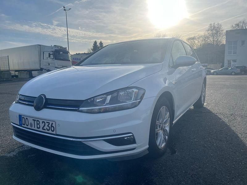 Gebraucht VW Golf VII Comfortline 131 PS (96 kW) 2019 Weiß Limousine