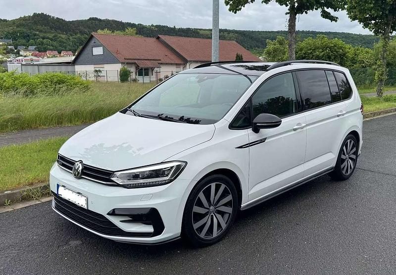 Weiß Gebraucht 2017 VW Touran Highline Van / Kleinbus | 16.999 € (Superpreis) - Bild 1/4