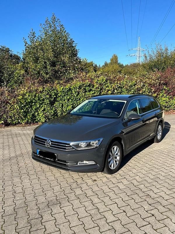Grau Gebraucht 2019 VW Passat Kombi | 10.490 € (Superpreis) - Bild 1/4