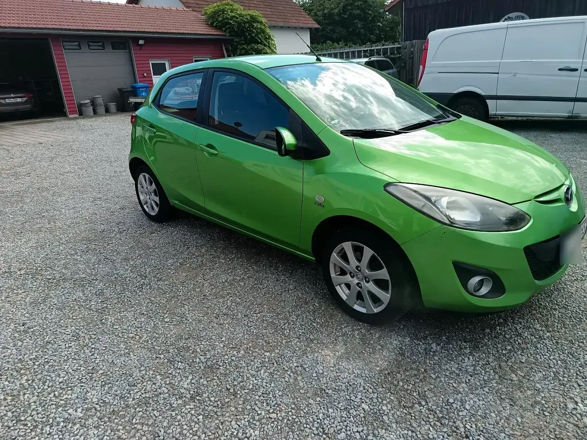 Gebraucht Mazda 2 75 PS (55 kW) 2011 Grün Kleinwagen