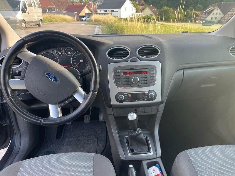 Gebraucht Ford Focus Ambiente 101 PS (74 kW) 2008 Grau Limousine