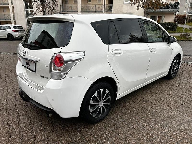 Gebraucht Toyota Verso 147 PS (108 kW) 2013 Weiß Van / Kleinbus