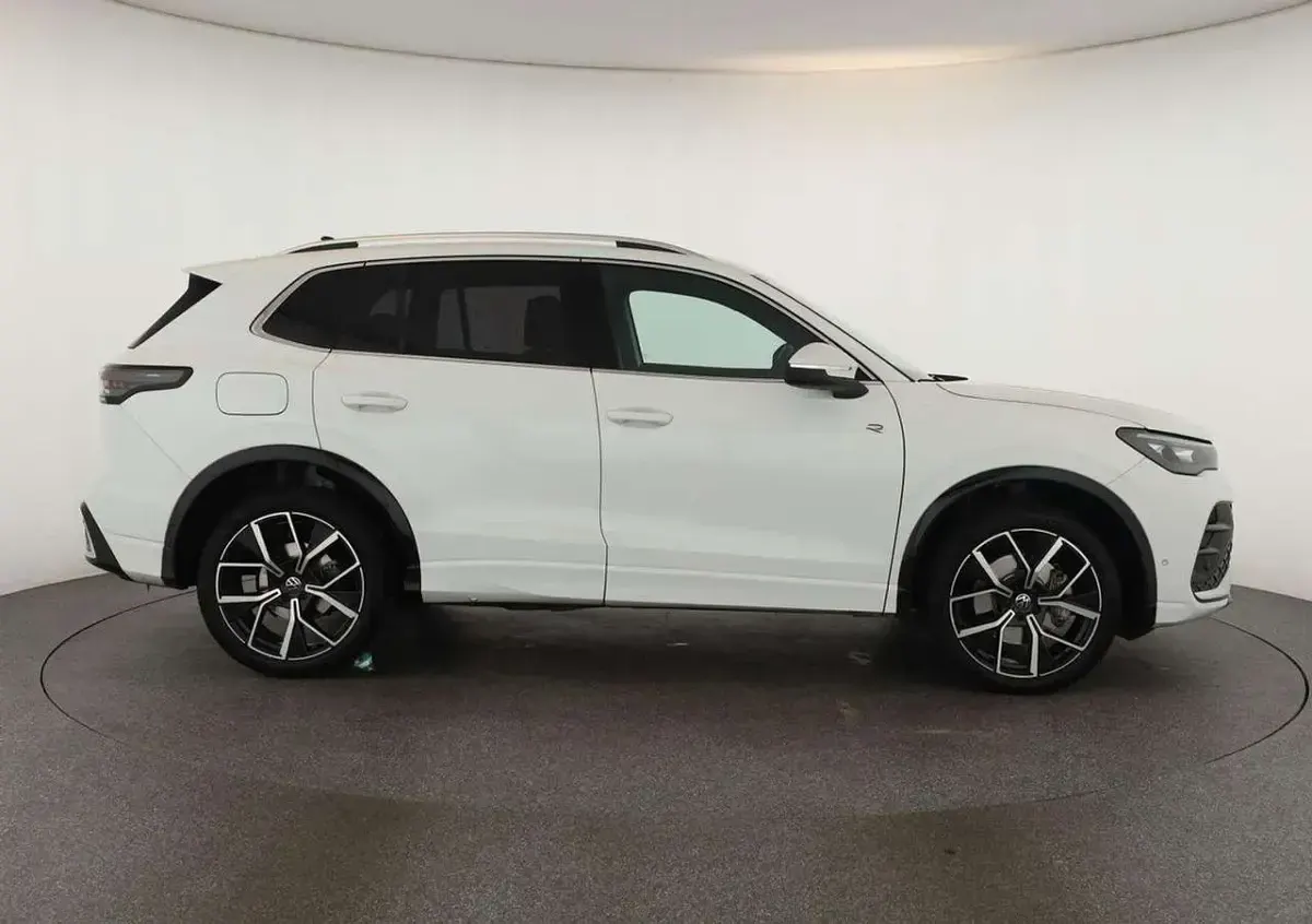 Gebraucht VW Tiguan R-line 193 PS (141 kW) 2025 Pure white SUV