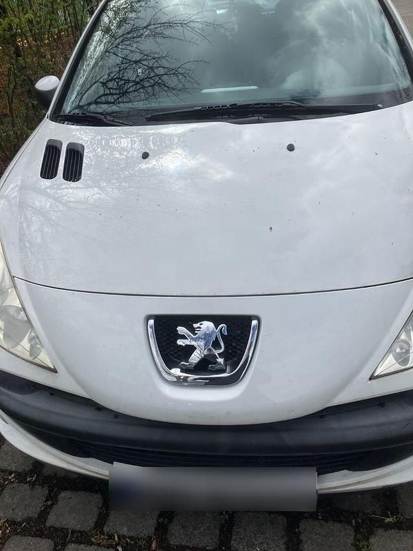 Gebraucht Peugeot 206 68 PS (50 kW) 2011 Weiß Kleinwagen