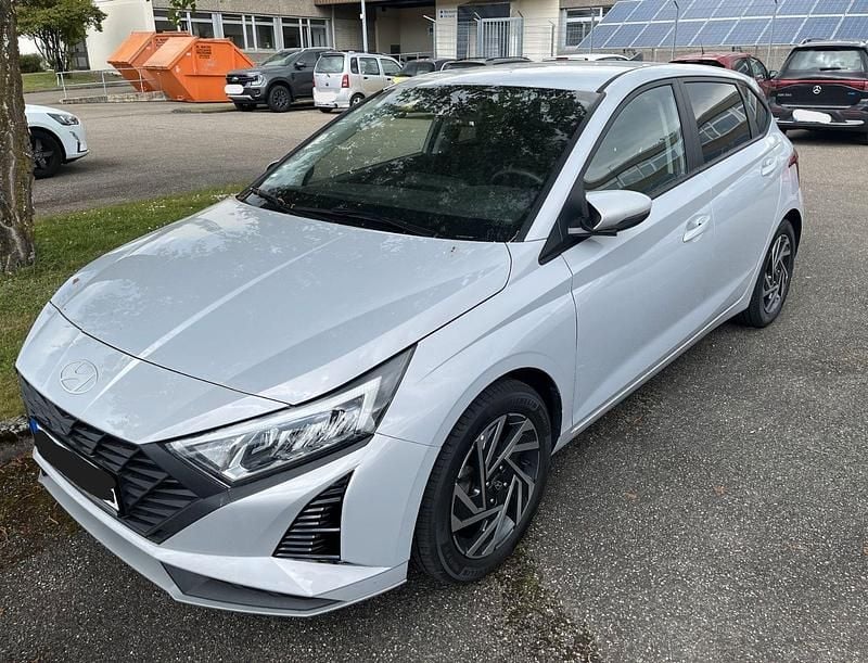 Grau Gebraucht 2024 Hyundai i20 Select Kleinwagen | 15.500 € (Fairer Preis) - Bild 1/4