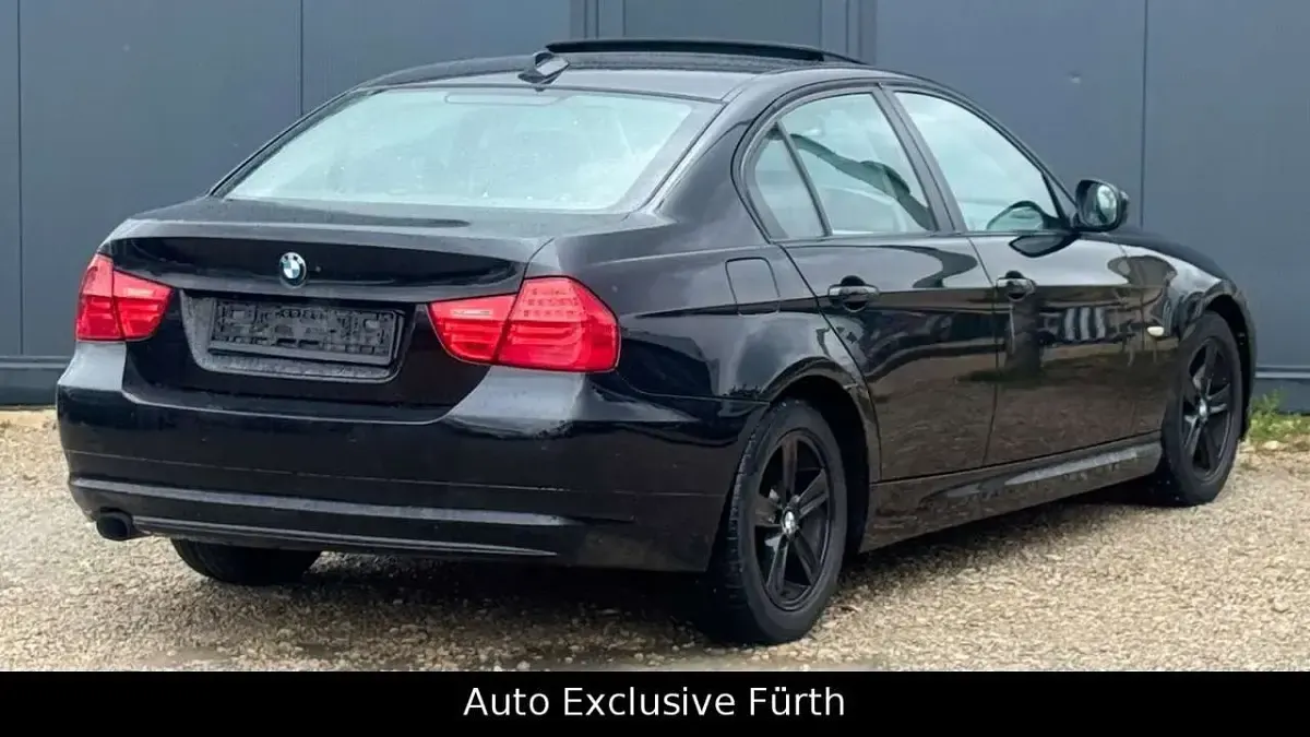Gebraucht BMW 320 170 PS (125 kW) 2011 Saphirschwarz Limousine