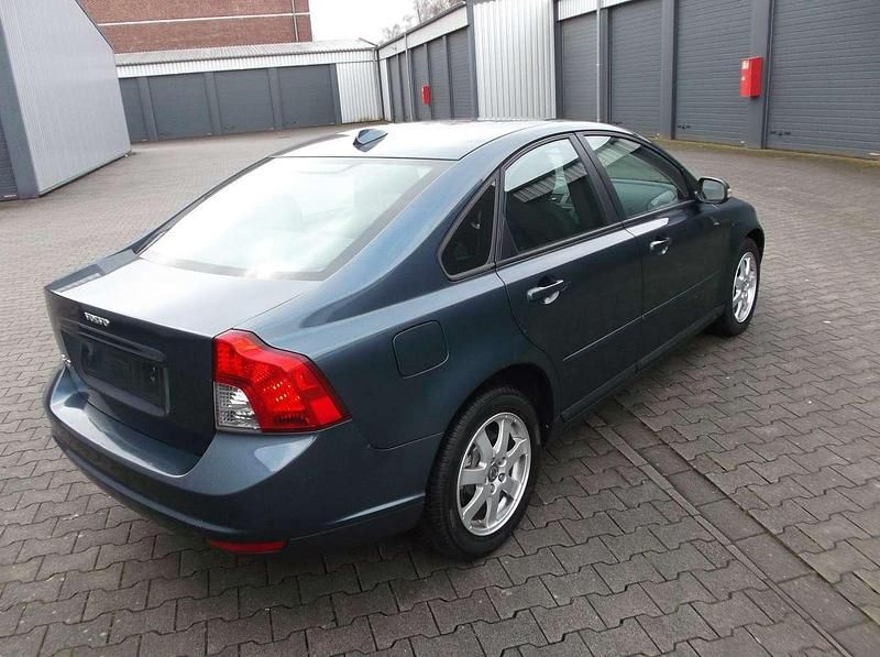 Gebraucht Volvo S40 109 PS (80 kW) 2010 Royalblaumetallic. Limousine