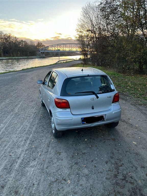 Gebraucht Toyota Yaris 65 PS (47 kW) 2005 Silber Limousine