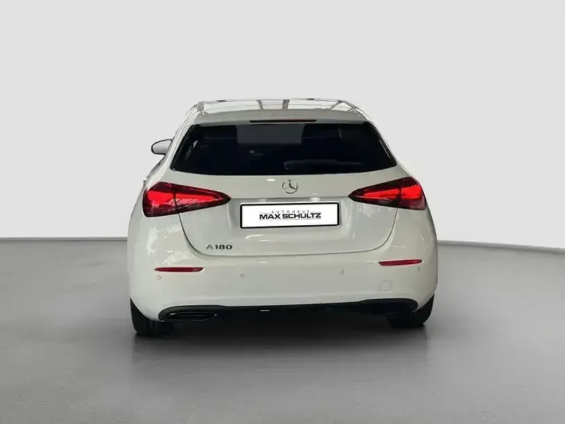 Gebraucht Mercedes A180 Night 136 PS (100 kW) 2026 Unilack polarweiß Limousine