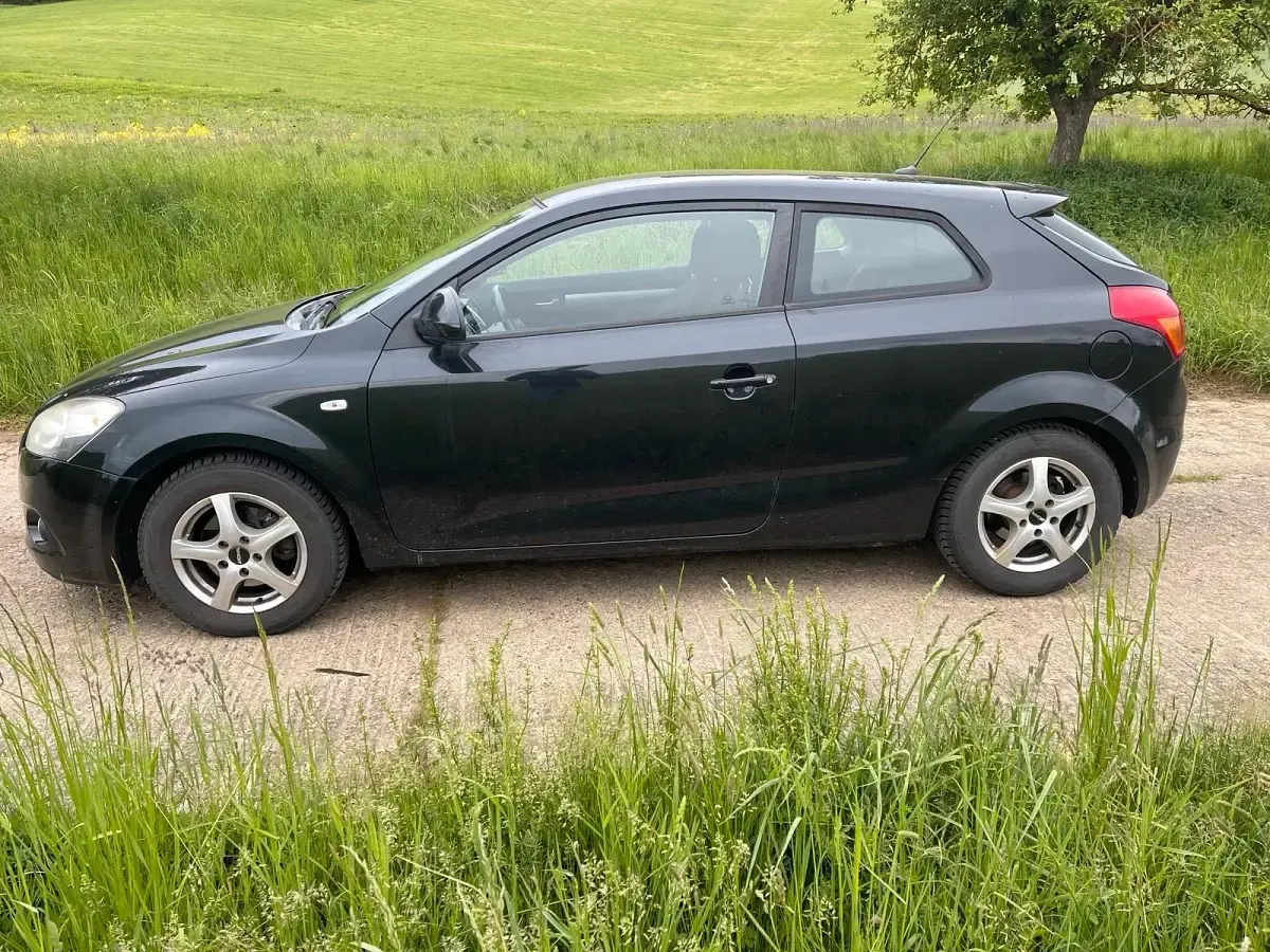 Gebraucht Kia Ceed 115 PS (84 kW) 2008 Schwarz Kleinwagen
