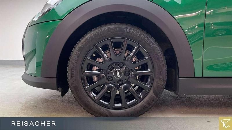 Gebraucht Mini Cooper Coupé Classic 136 PS (100 kW) 2023 British racing green metallic Coupé