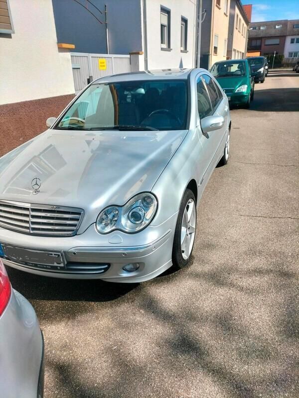 Grau Gebraucht 2005 Mercedes C200 Limousine | 3.000 € (Fairer Preis) - Bild 1/4