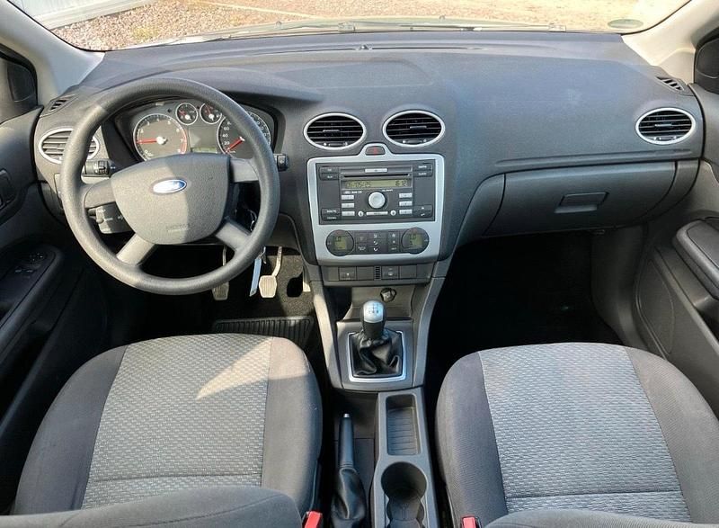 Second-hand Ford Focus 80 CP (58 kW) 2005 Argintiu Hatchback