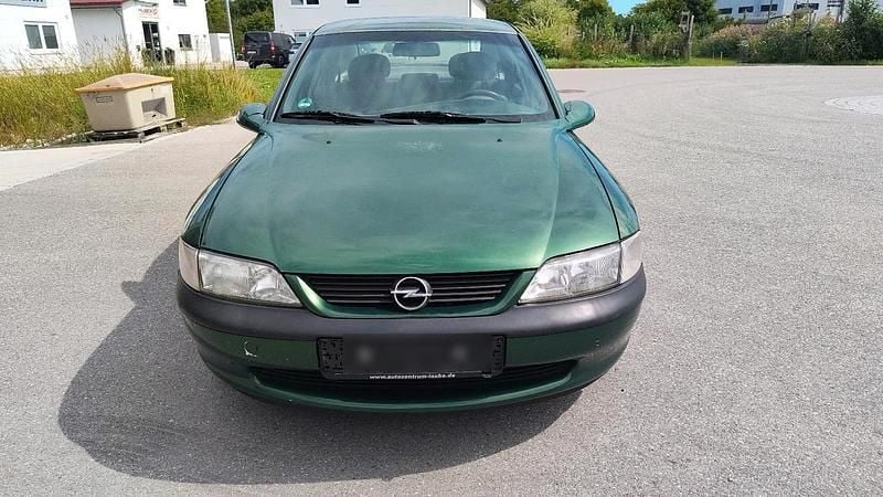 Grün Gebraucht 1997 Opel Vectra Limousine | 749 € (Guter Preis) - Bild 1/4