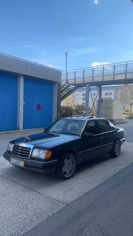 Gebraucht Mercedes E400 279 PS (205 kW) 1992 Schwarz Limousine