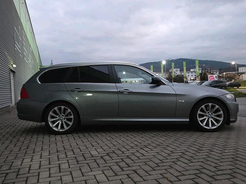 Gebraucht BMW 330 272 PS (200 kW) 2011 Grau Kombi