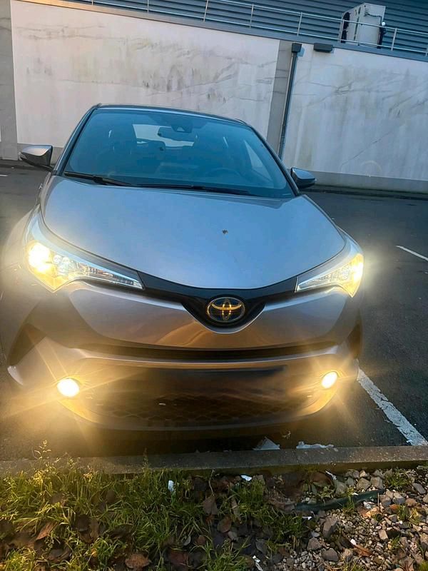 Grau Gebraucht 2021 Toyota C-HR SUV | 16.100 € (Superpreis) - Bild 1/4