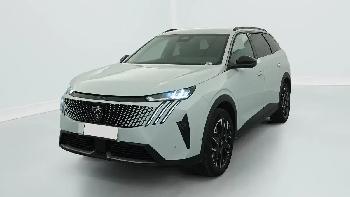 Gebraucht Peugeot 5008 Allure 136 PS (100 kW) 2025 Blanc okenite SUV