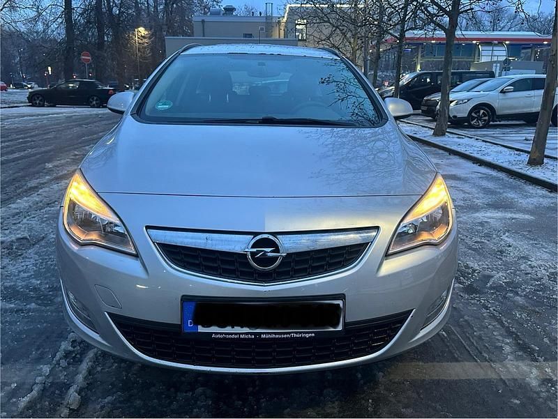 Gebraucht Opel Astra 91 PS (66 kW) 2011 Silber Kombi