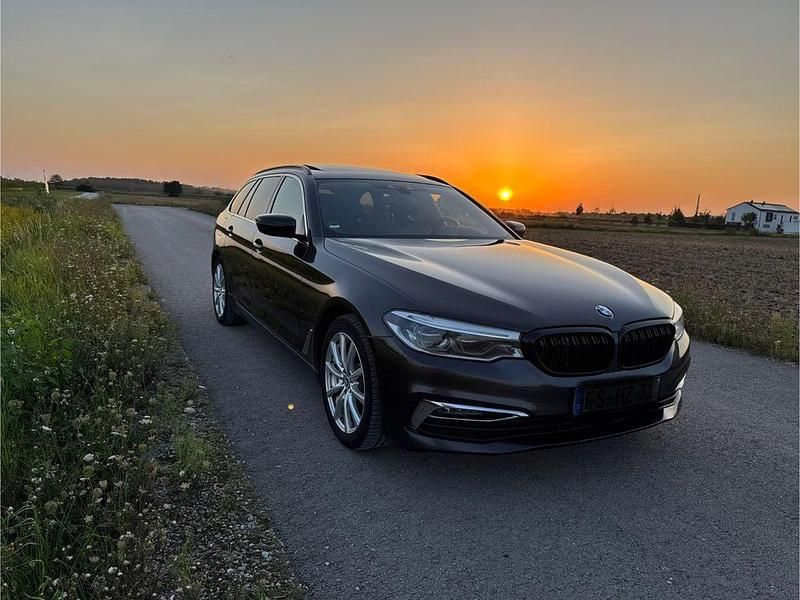 Grau Gebraucht 2019 BMW 540 Luxury Line Kombi | 22.990 € (Fairer Preis) - Bild 1/4