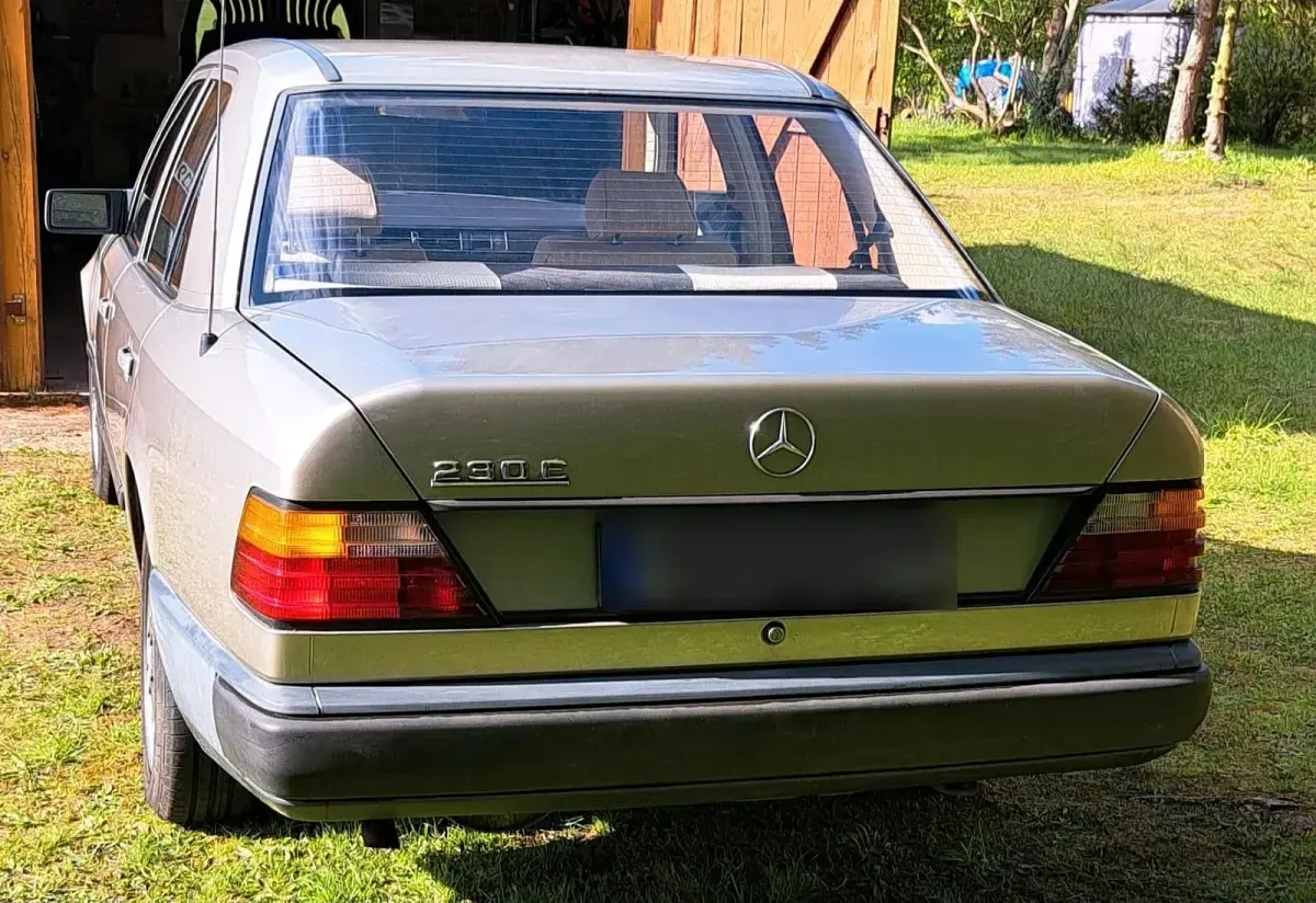 Gebraucht Mercedes E230 137 PS (100 kW) 1985 Gold Limousine