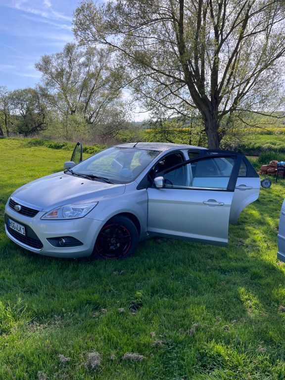 Silber Gebraucht 2010 Ford Focus Limousine | 1.750 € (Fairer Preis) - Bild 1/4