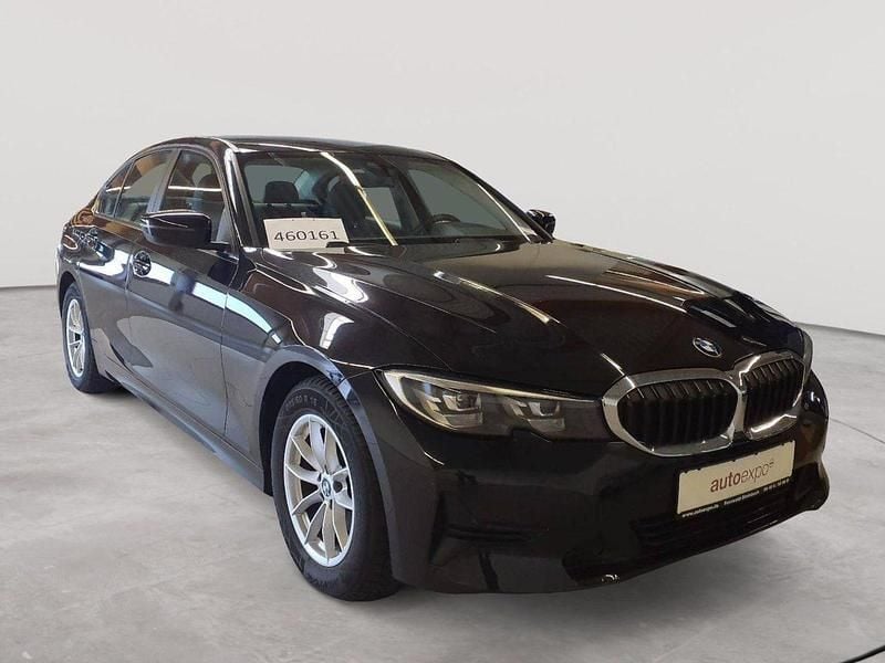 Saphirschwarz metallic Gebraucht 2022 BMW 320 Advantage Limousine | 27.490 € (Guter Preis) - Bild 1/4