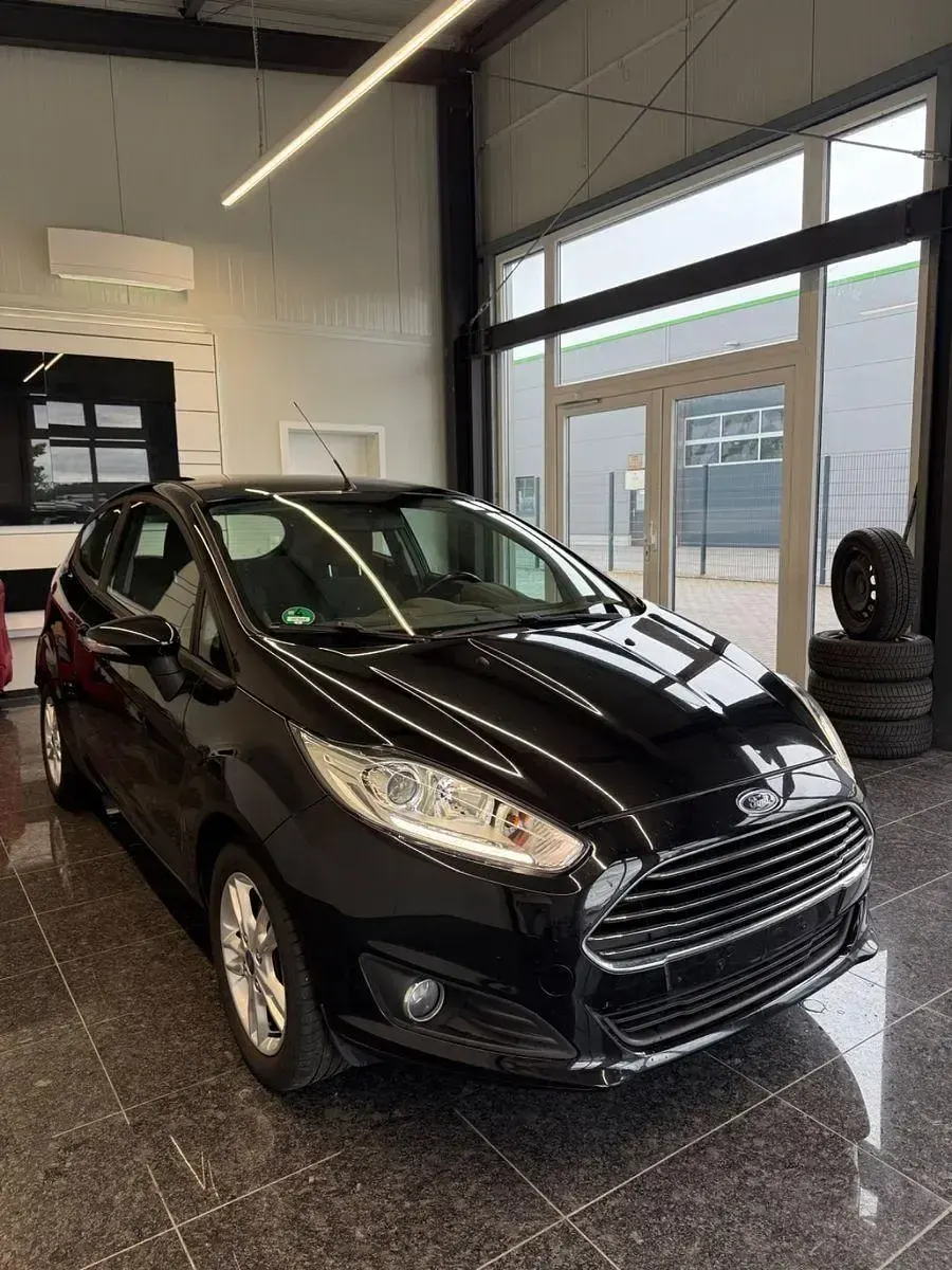 Gebraucht Ford Fiesta 80 PS (58 kW) 2015 Schwarz Kleinwagen