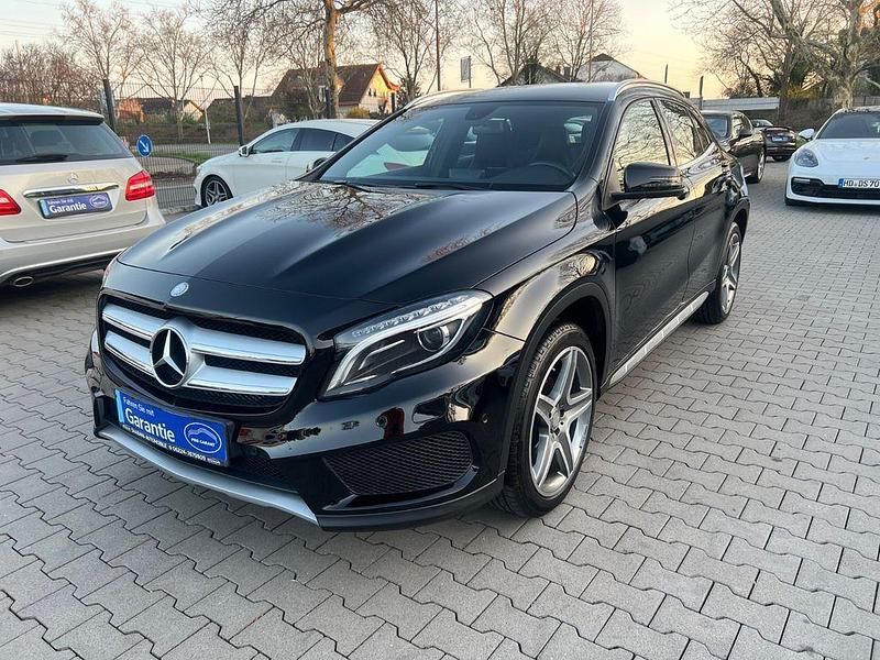 Schwarz Gebraucht 2015 Mercedes GLA200 AMG line SUV | 19.999 € (Etwas zu teuer) - Bild 1/4