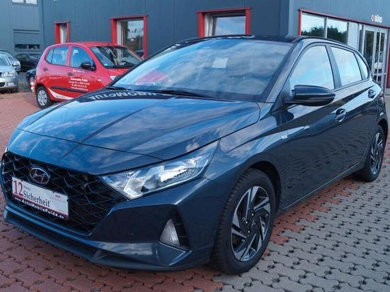 Grau Gebraucht 2023 Hyundai i20 Trend Limousine | 14.900 € - Bild 1/4
