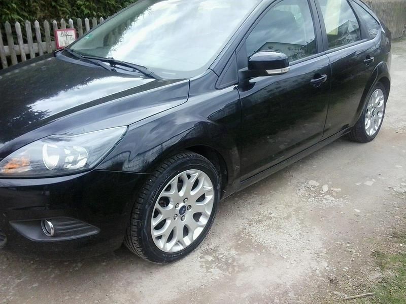 Schwarz Gebraucht 2010 Ford Focus Limousine | 4.450 € (Fairer Preis) - Bild 1/4