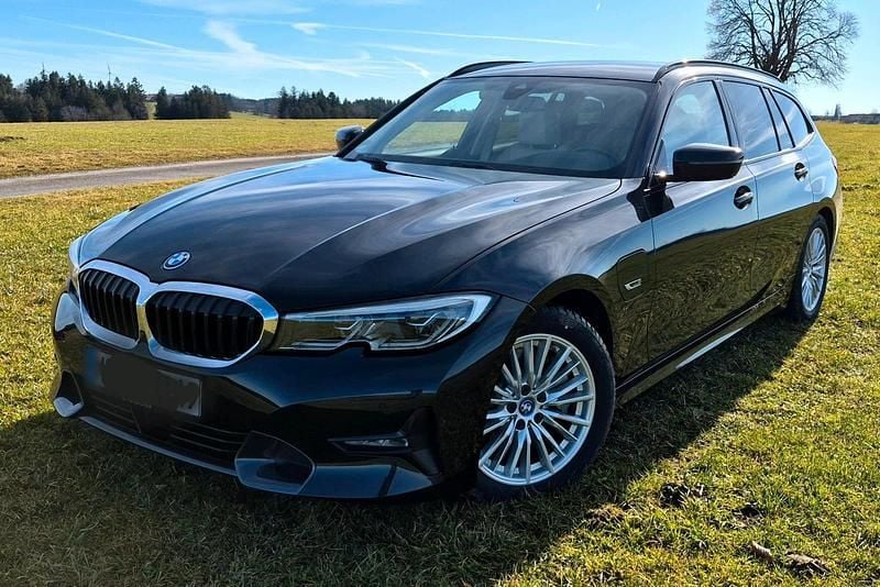 Gebraucht BMW 330e Sport Line 292 PS (214 kW) 2022 Schwarz Kombi