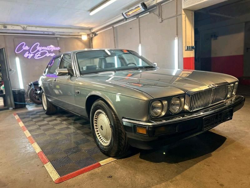 Grau Gebraucht 1989 Jaguar XJ40 Limousine | 8.500 € - Bild 1/4