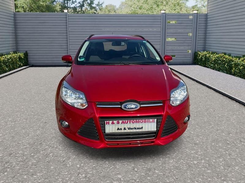 Gebraucht Ford Focus Trend 101 PS (74 kW) 2013 Rot Limousine