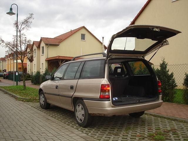 Gebraucht Opel Astra 101 PS (74 kW) 1996 Gold Kombi