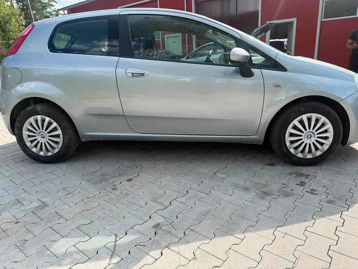 Gebraucht Fiat Grande Punto 75 PS (55 kW) 2009 Silber Kleinwagen